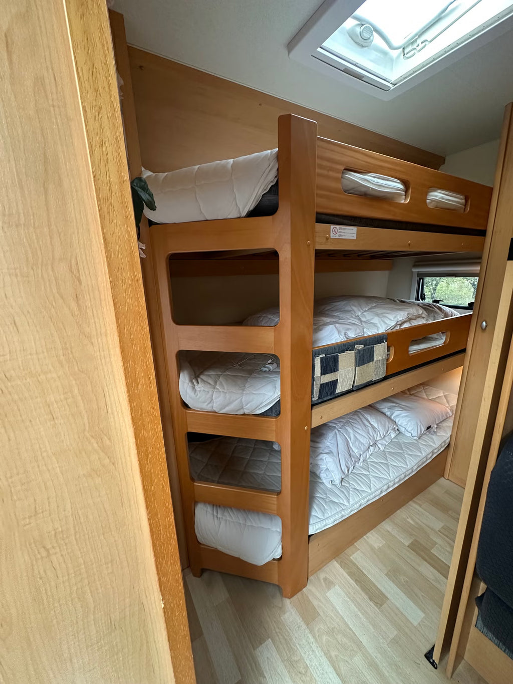 Caravane Hobby 560 KMFE Deluxe – 7 Couchages – Année 2008