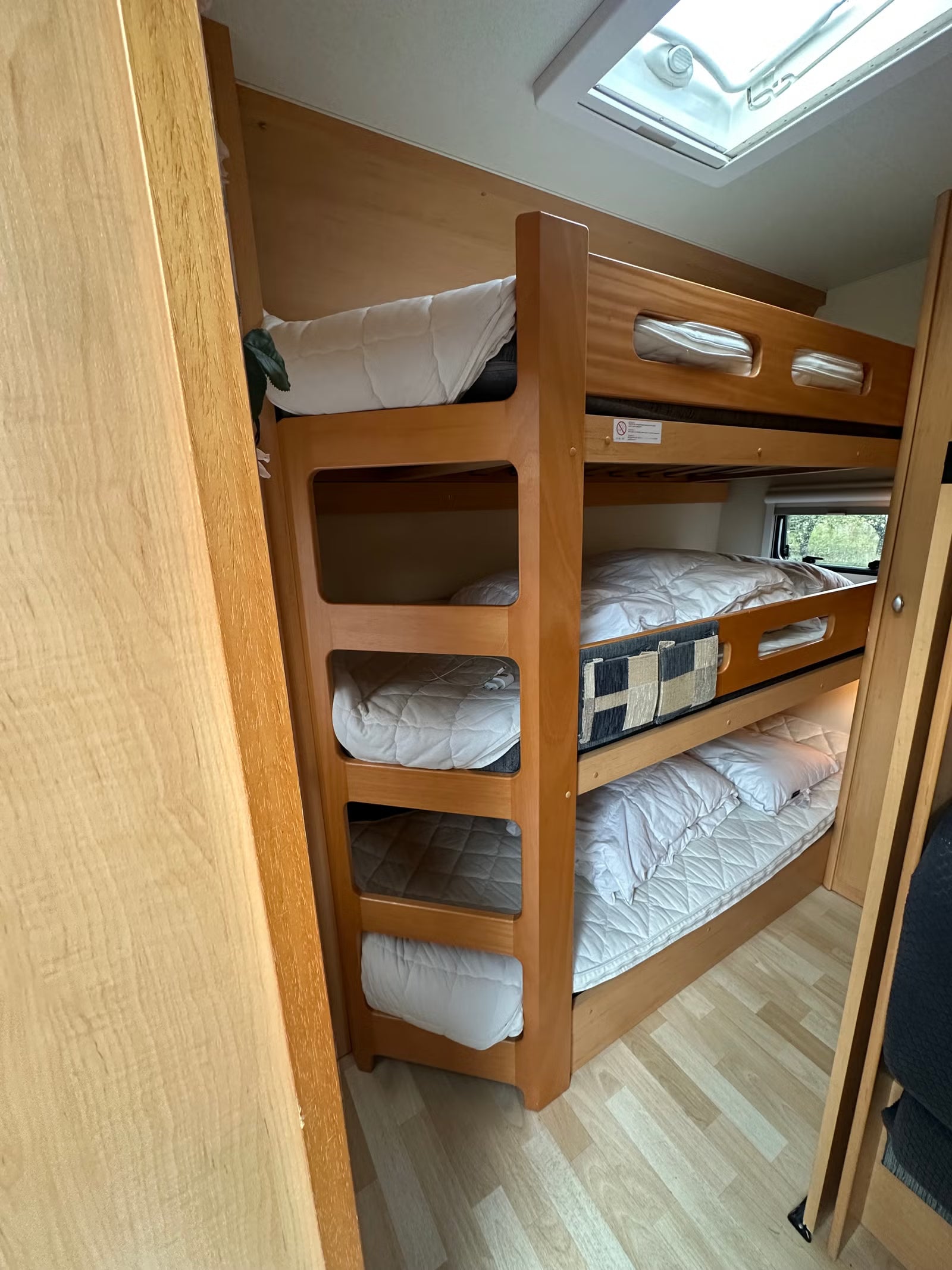 Caravane Hobby 560 KMFE Deluxe – 7 Couchages – Année 2008