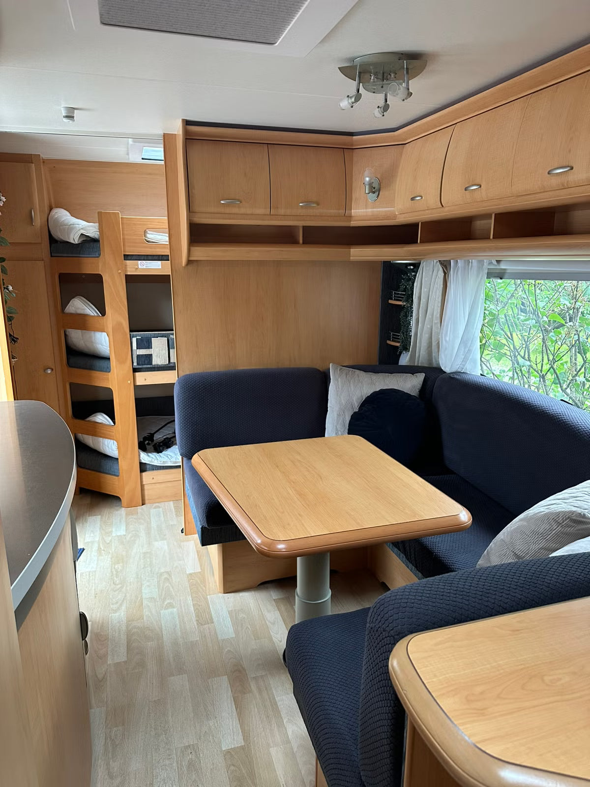 Caravane Hobby 560 KMFE Deluxe – 7 Couchages – Année 2008