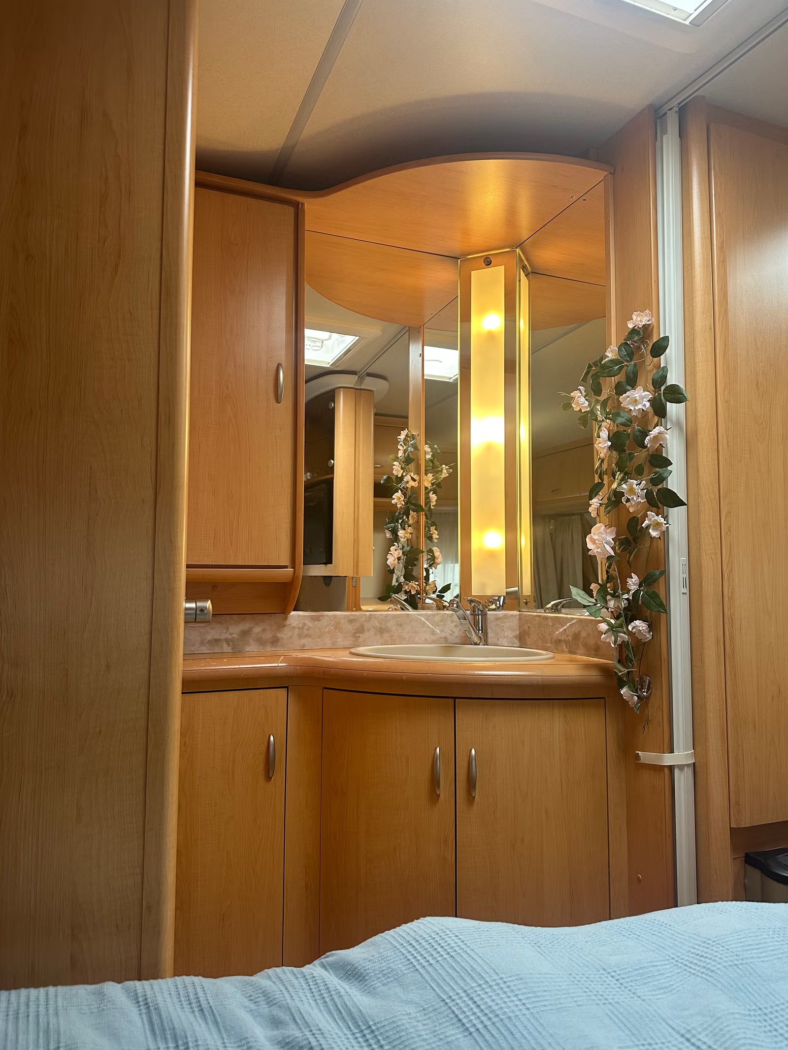 Caravane Hobby 560 KMFE Deluxe – 7 Couchages – Année 2008