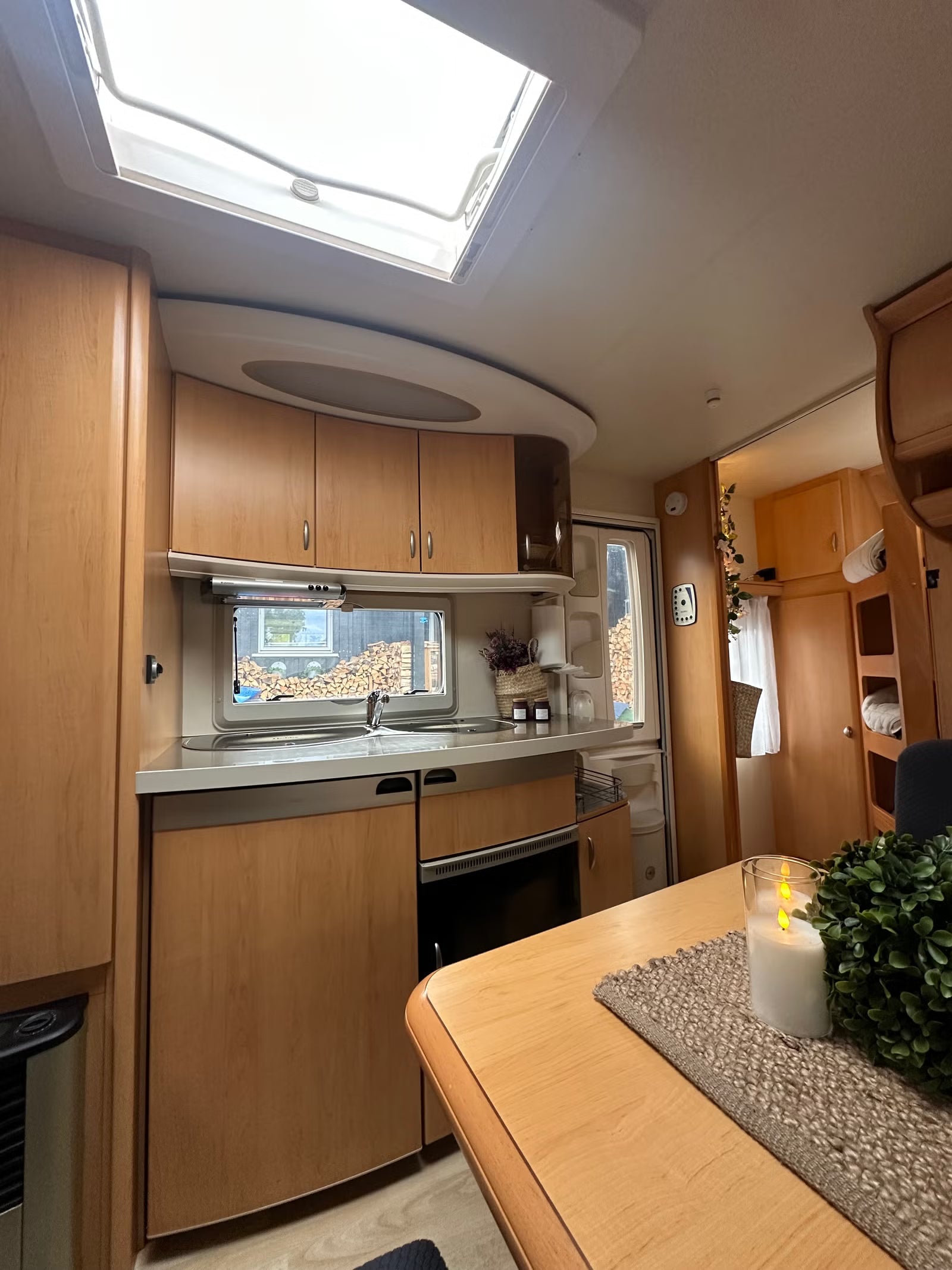 Caravane Hobby 560 KMFE Deluxe – 7 Couchages – Année 2008